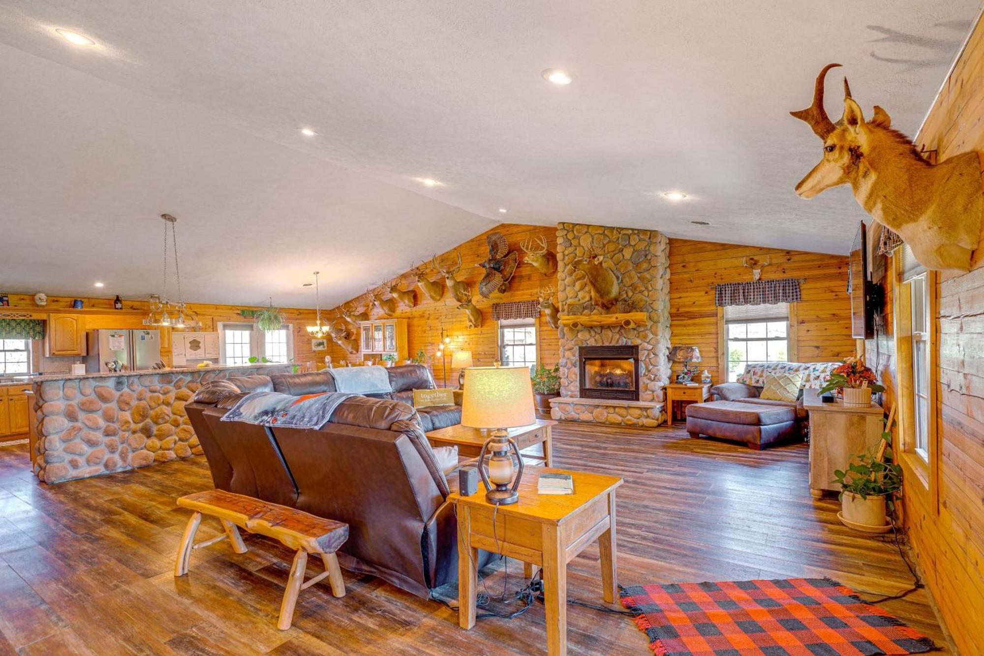 Spacious Ozarks Family Home - Private Pool And Grill Bourbon Exterior photo