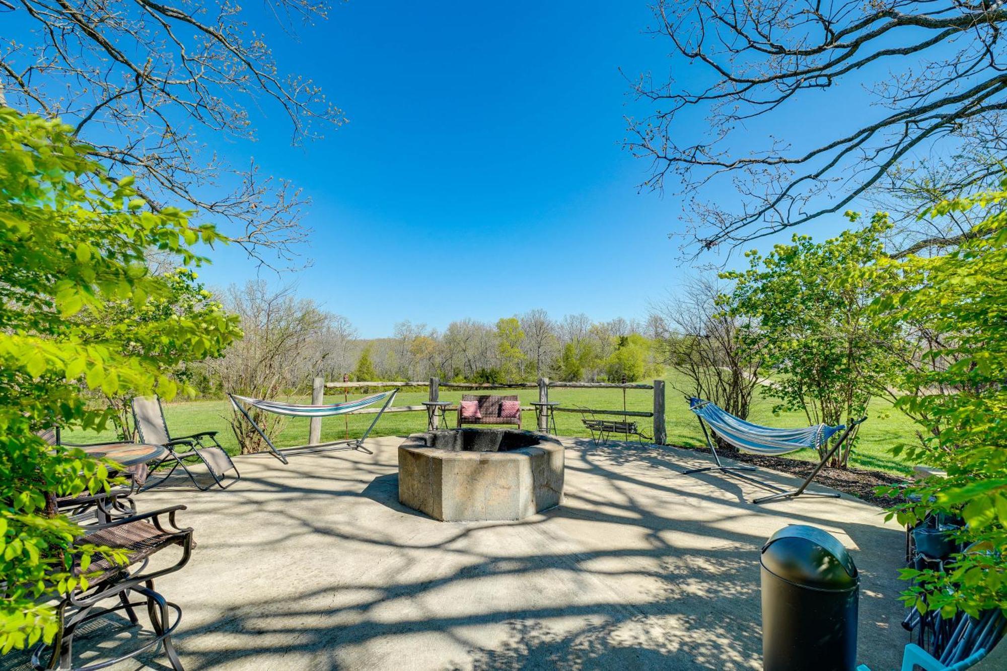 Spacious Ozarks Family Home - Private Pool And Grill Bourbon Exterior photo